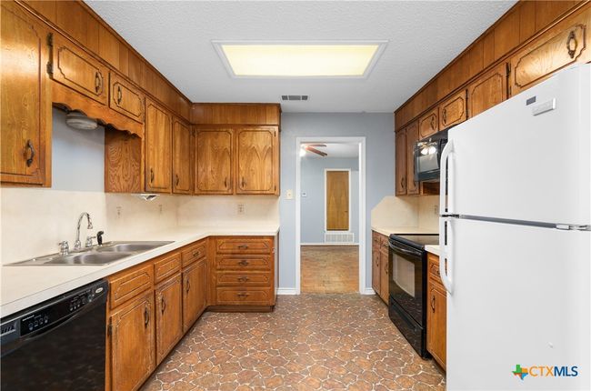 Kitchen | Image 11