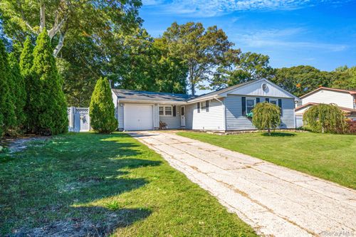 12 Mountain St, Lake Ronkonkoma, NY, 11779-1820 | Card Image