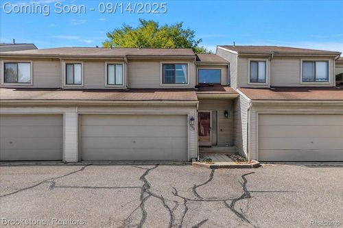 525 Oxford Ct, Rochester Hills, MI, 48307-4527 | Card Image
