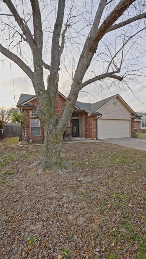 400 Crest Place, Norman, OK, 73071 | Card Image