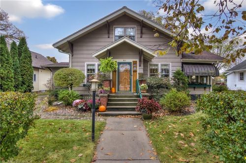 811 Dover St, Chippewa Falls, WI, 54729-2113 | Card Image