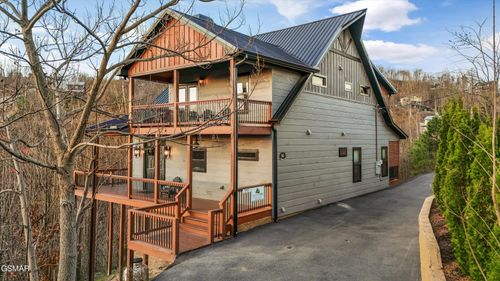 561 Edgewood Dr, Gatlinburg, TN, 37738-4446 | Card Image