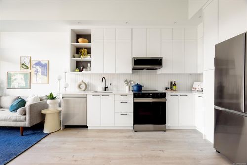 201-1075 Tillicum Rd, Esquimalt, BC, V9A2A4 | Card Image