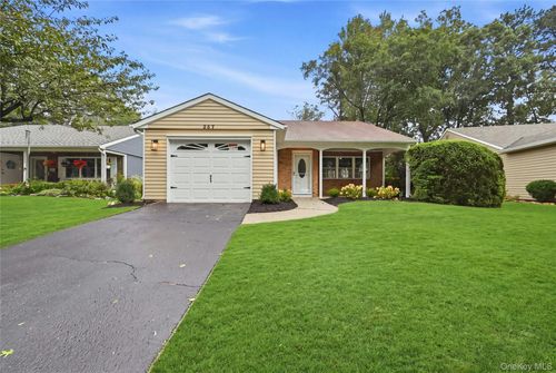 257 Edinburgh Dr, Ridge, NY, 11961-2019 | Card Image