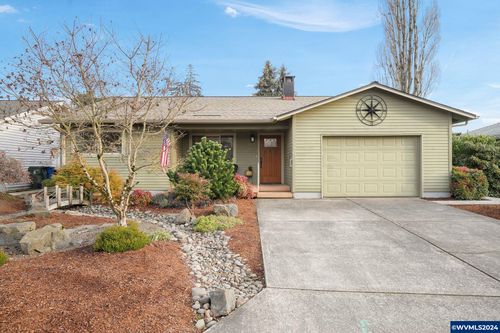 690 Oregon Wy, Woodburn, OR, 97071 | Card Image