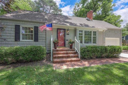 7481 Village Dr, Prairie Village, KS, 66208-2864 | Card Image