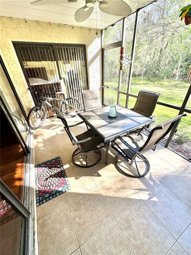 Screened lanai with ceramic flooring | Image 29