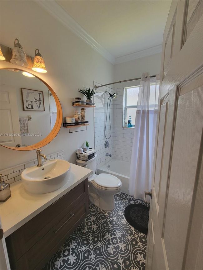 405 Ne 25 Th Ter, House other with 3 bedrooms, 2 bathrooms and null parking in Homestead FL | Image 8