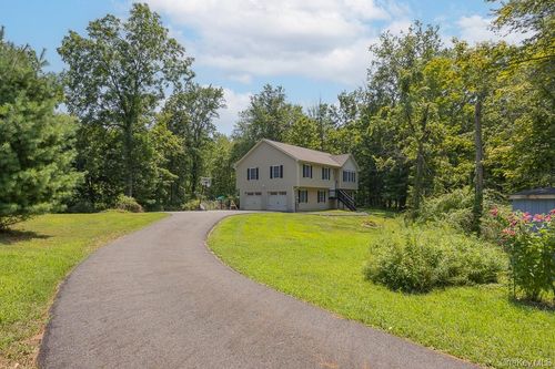 45 Donna Chrystie Ln, Walden, NY, 12586-1627 | Card Image