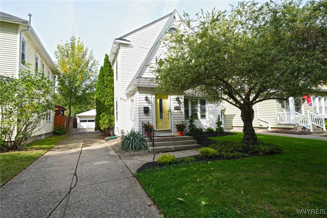 Hamilton Dr, Buffalo, NY 14226