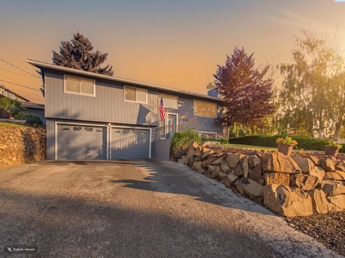 106 N 12th St, Selah, WA, 98942-1236 | Card Image