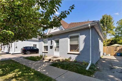 66 Oak St, House other with 2 bedrooms, 1 bathrooms and 1 parking in Brantford ON | Image 2