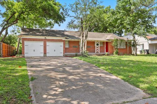 912 Cedar Springs Ter, Arlington, TX, 76010-2903 | Card Image