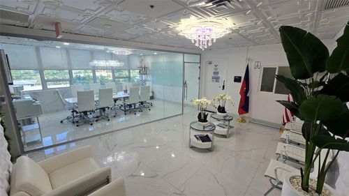 cu-4g-2455 E Sunrise Blvd, Fort Lauderdale, FL, 33304-3118 | Card Image