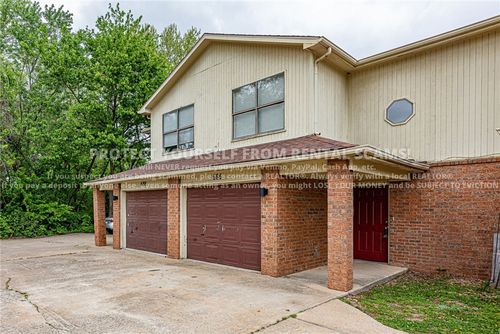 686 W Martha Dr, Fayetteville, AR, 72703-2565 | Card Image