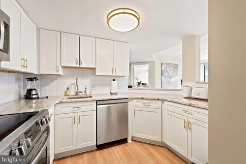 306-2001 Hamilton St, PHILADELPHIA, PA, 19130-4200 | Card Image