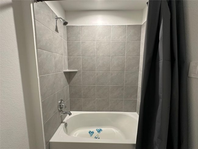 Secondary Bath with Tub | Image 35