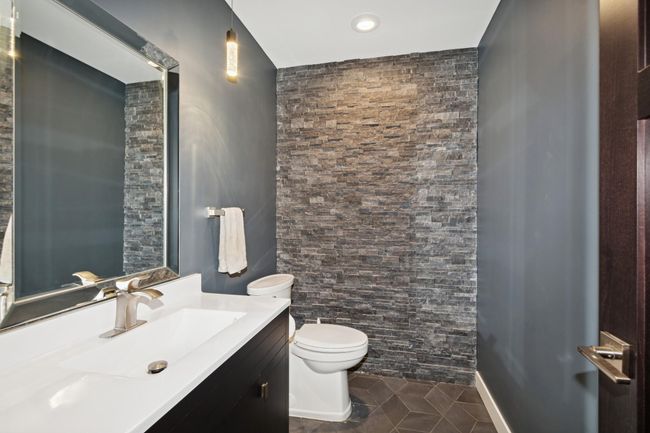 Main level 1/2 bath. | Image 16
