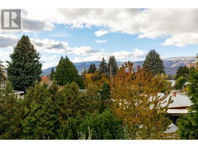 1674 Thayer Crt, Townhouse with 4 bedrooms, 3 bathrooms and 1 parking in Kelowna BC | Image 3