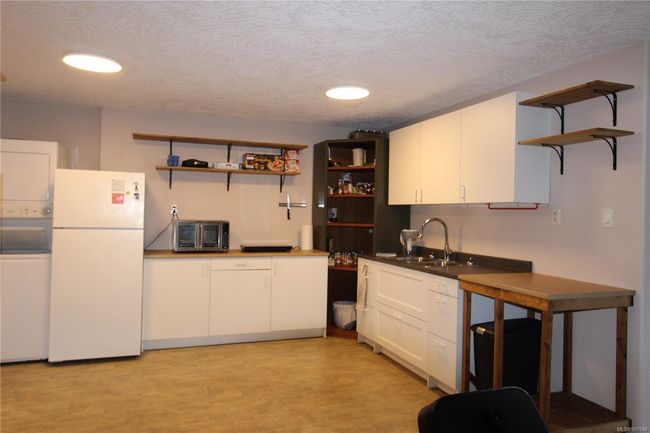 Downstairs suite | Image 11