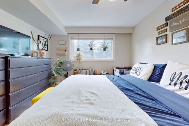 B - 39 Portland Cres, Home with 2 bedrooms, 3 bathrooms and 2 parking in Newmarket ON | Image 15
