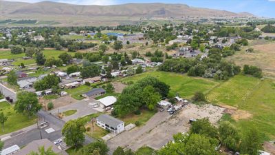 YOUR-1ST-INVESTMENT-LIVE - 41904 N River Rd, Home with 7 bedrooms, 3 bathrooms and null parking in Benton City WA | Image 2