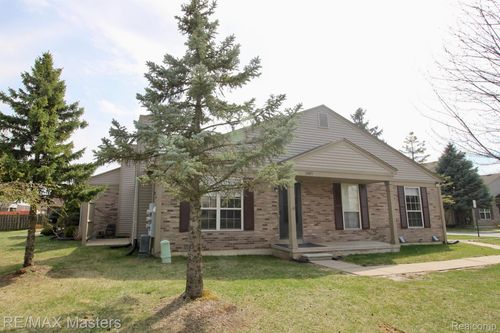 14071 Watersway Dr, Gibraltar, MI, 48173-8732 | Card Image