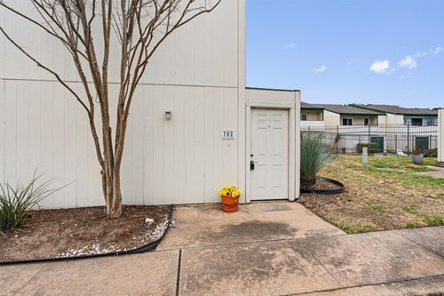 apt-702-6718 Silvermine Dr, Austin, TX, 78736-1742 | Card Image