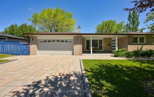 15 Flavian Cres, Brampton, ON, L6T3P2 | Card Image