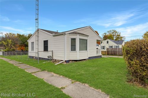 1445 Ready Ave, Burton, MI, 48529-2053 | Card Image