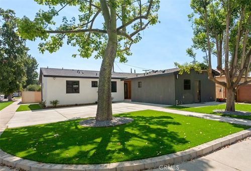 6724 Hesperia Ave, Reseda, CA, 91335-5632 | Card Image