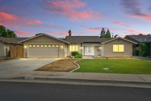 707 W Pine St, Exeter, CA, 93221-1444 | Card Image