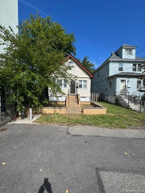 31 Martineau Street, New York, NY, 10303 | Card Image