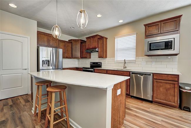 Kitchen with center Island - Quartz counter tops | Image 7