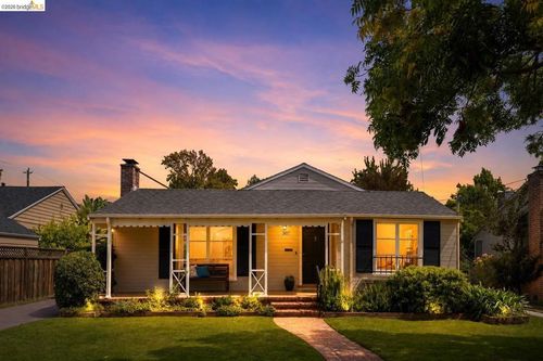307 Covington St, Oakland, CA, 94605-5809 | Card Image
