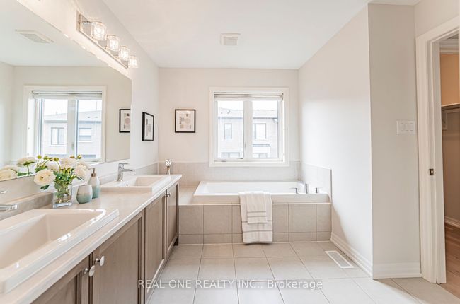 71 Tango Cres, House other with 4 bedrooms, 4 bathrooms and 2 parking in Newmarket ON | Image 34