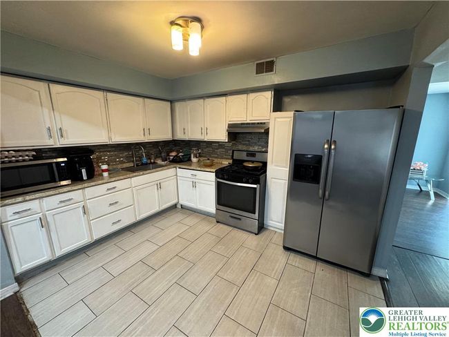 215 W Lehigh St, Townhouse with 3 bedrooms, 3 bathrooms and null parking in Bethlehem PA | Image 7
