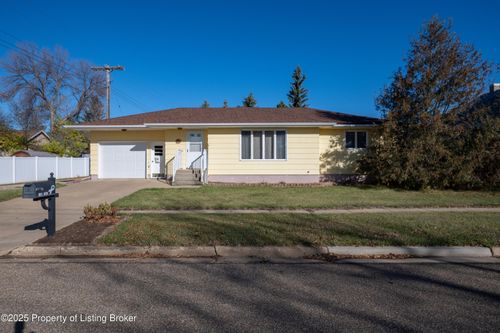 20 E 10th St, New England, ND, 58647-7149 | Card Image