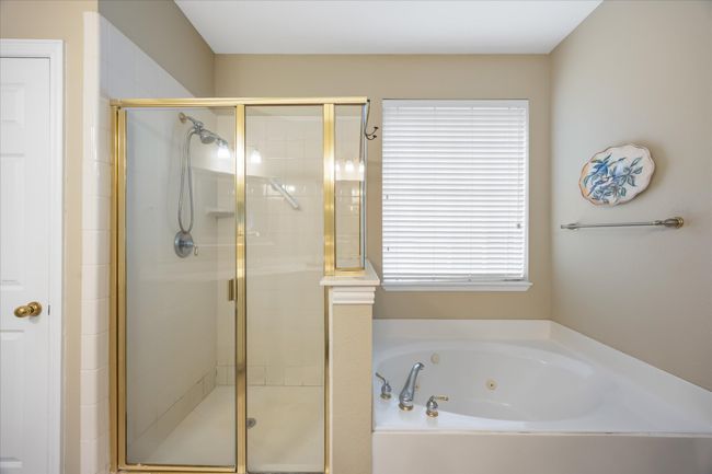 Garden tub and separate shower | Image 20