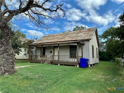 309 Hopkins Street, House other with 2 bedrooms, 1 bathrooms and null parking in Yoakum TX | Image 2