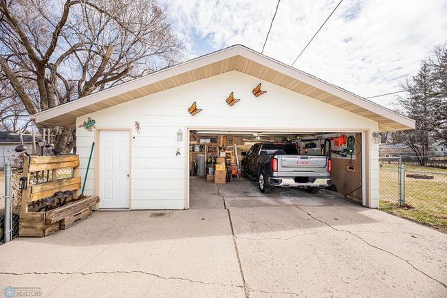 Plenty Room for 2 Plus Autos | Image 32