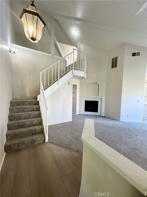 464-18107 Erik Ct, Canyon Country, CA, 91387 | Card Image