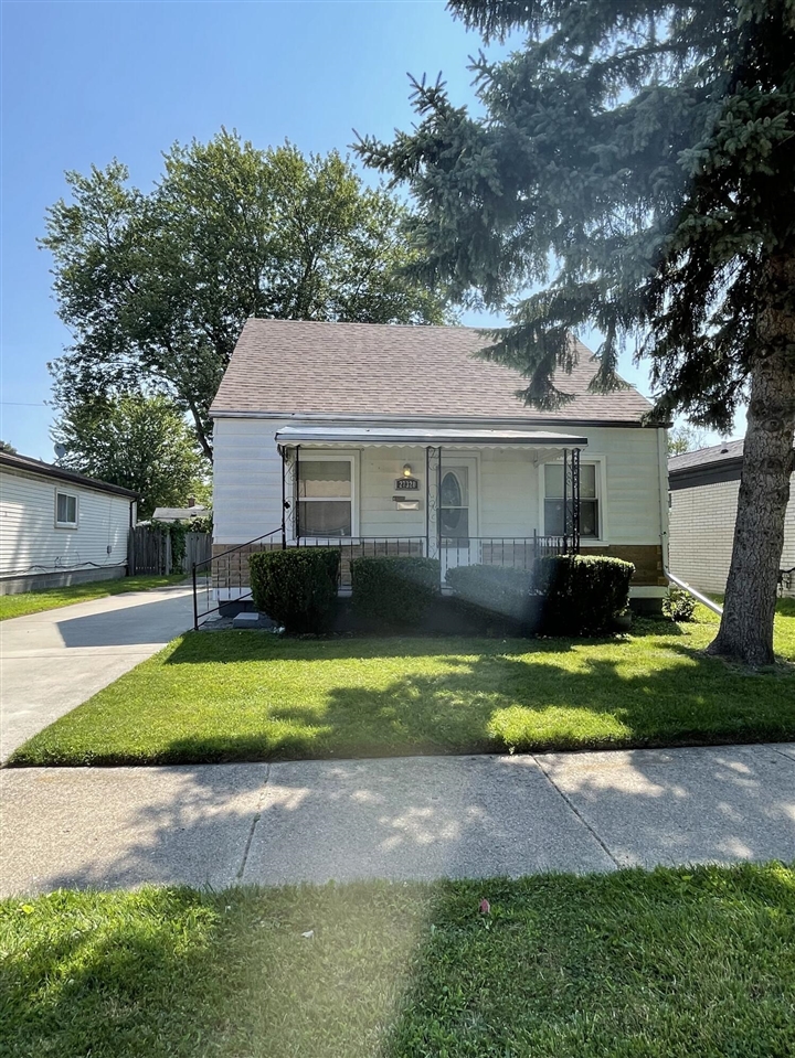 Collingwood St, Roseville, MI 48066