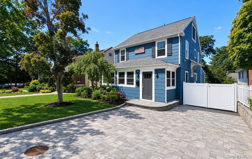 182 School St, Oyster Bay, NY, 11771-3521 | Card Image