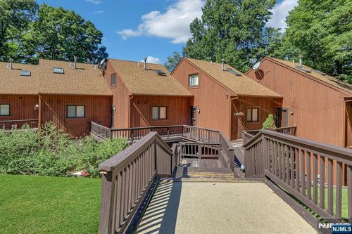 4 Davos Dr, Vernon, NJ, 07462-4580 | Card Image