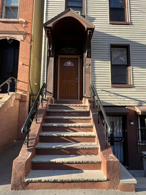 220 Bay St, Jersey City, NJ, 07302-2818 | Card Image
