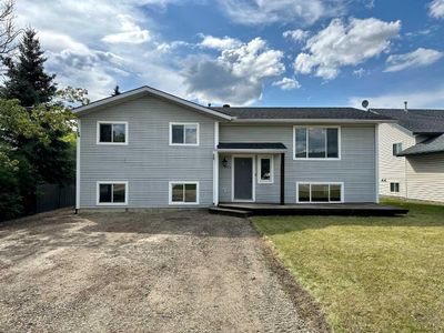 1113 7 Ave W, House detached with 5 bedrooms, 2 bathrooms and 2 parking in Beaverlodge AB | Image 1