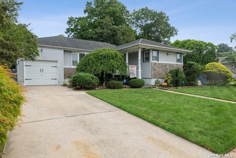 Leeds Dr, North Bellmore, NY 11710