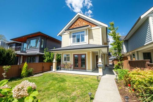 318 W 18th St, North Vancouver, BC, V7M1W9 | Card Image