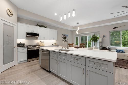 47031 Brookview Dr, New Baltimore, MI, 48047-2832 | Card Image